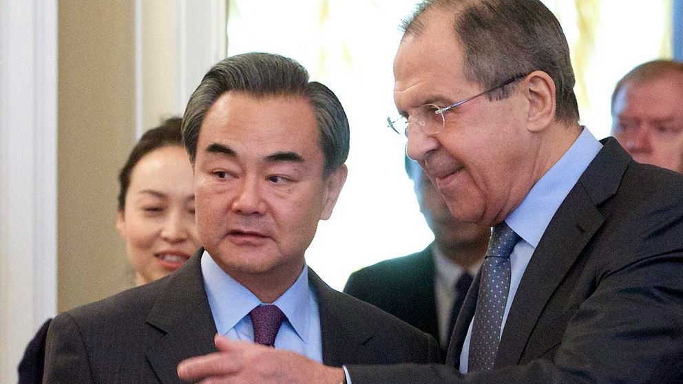 Rysslands utrikesminister Sergej Lavrov(t.h.) och hans kinesiske kollega Wang Yi.