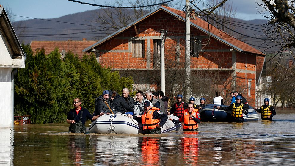 Många av husen i de drabbade områdena står delvis under vatten efter den senaste tidens översvämningar.