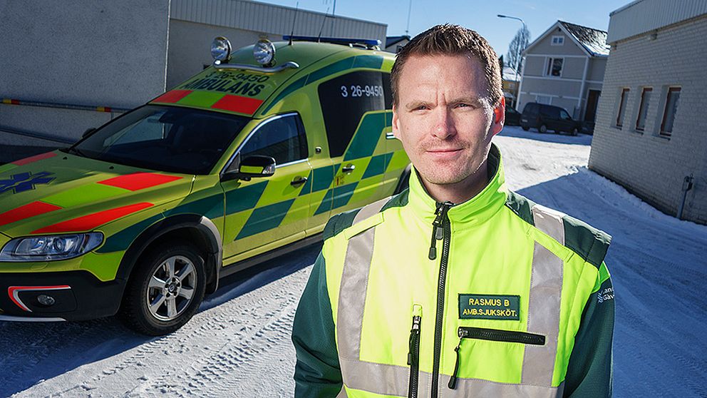 Ambulanssjuksköterskan Rasmus Bjéren är orolig inför sommaren nu när flera ambulansbilar ställs av.