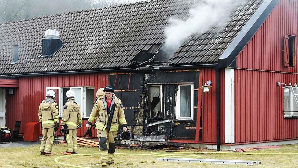 Räddningstjänst jobbar med bränderna på den gamla Smälterydsanstalten utanför Sätila.