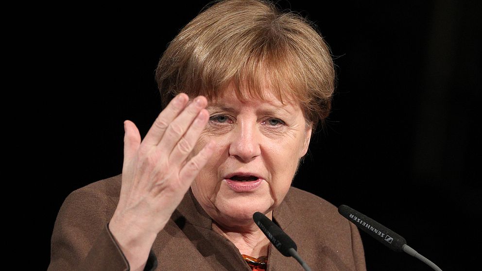 Förbundskansler Angela Merkel försvarar en kontroversiell uppgörelse med Turkiet i flyktingfrågan som ”förnuftig och kostnadseffektiv”.