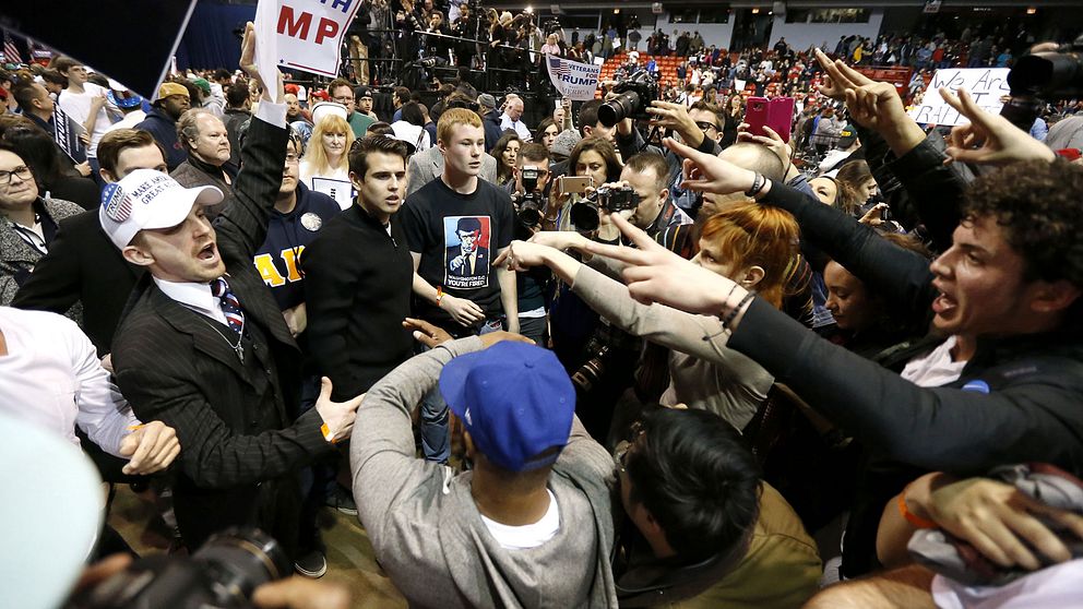 Anghängare och motståndare till Donald Trump drabbar samman vid ett valmöte i Chicago.