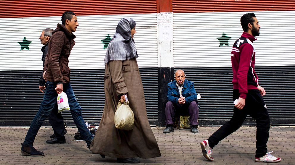 Invånarna i Syriens huvudstad Damaskus tillhör de direkt drabbade som nu väntar med spänning på vad de nya fredssamtalen om kriget i Syrien ska leda till.