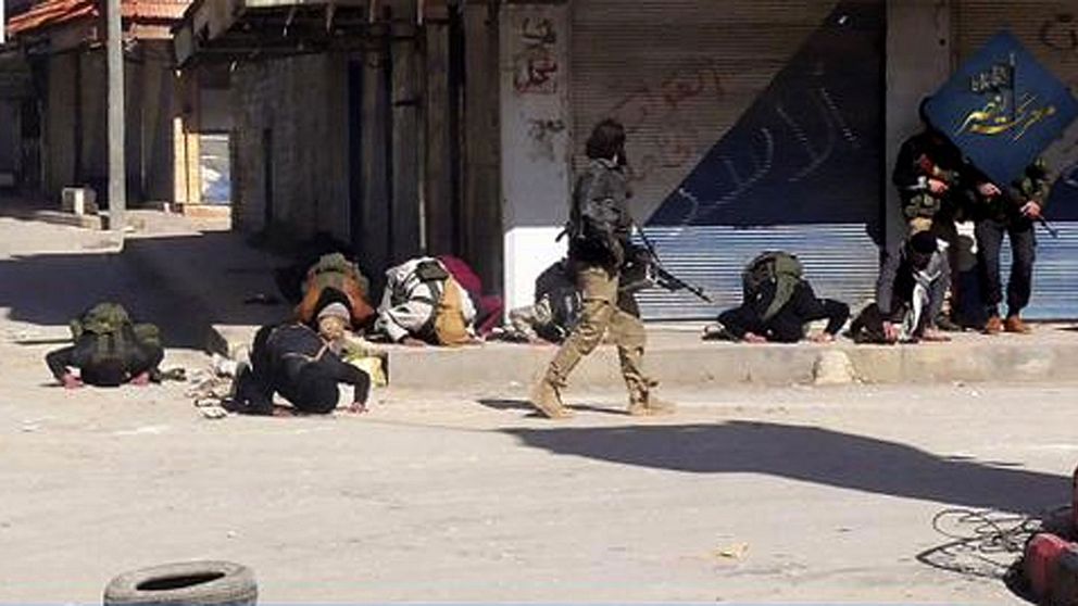 En bild från Nusrafrontens twitterkonto som visar soldater i bön.