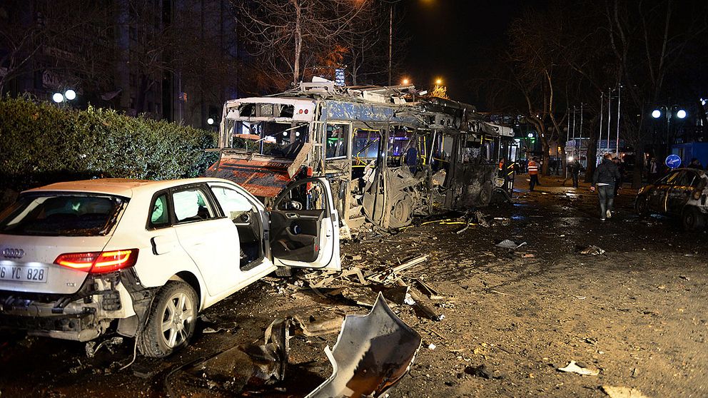 En bilbomb exploderade i centrala Ankara och dödade över 30 personer och skadade ytterligare 125.