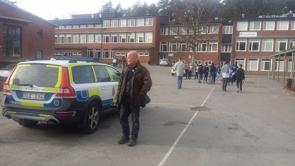 Polisbil på skolgård