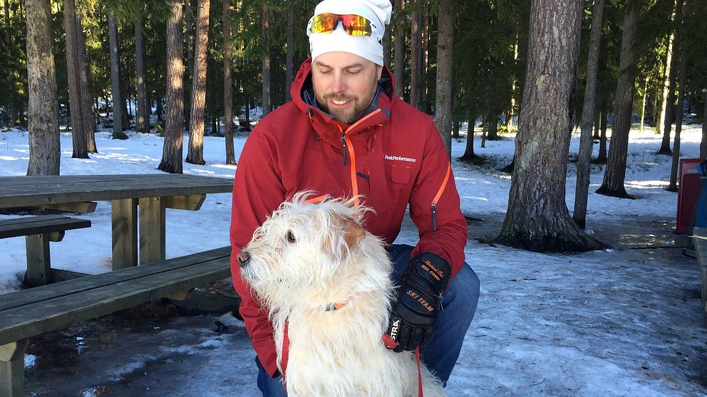 Tidigare multisportaren Mikael Lindnord med sin världsberömda hund Arthur,