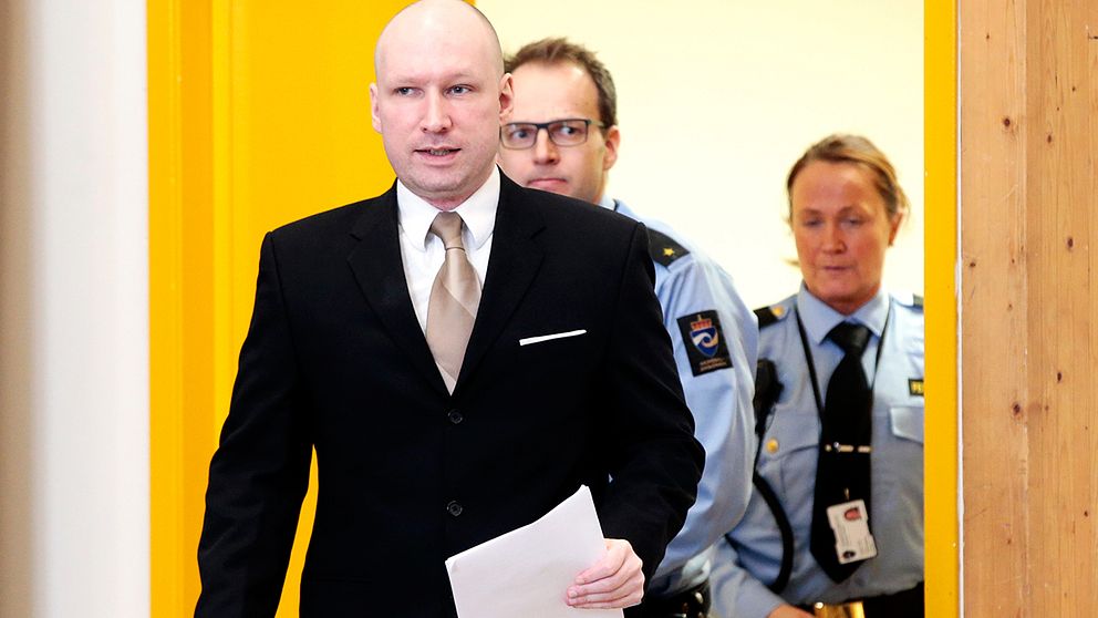 Massmördaren Anders Behring Breivik vid rättegången i fängelset i Skien.