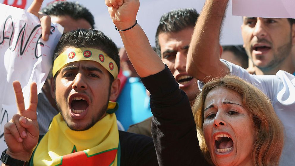 Kurdiska demonstranter ropar slagord.