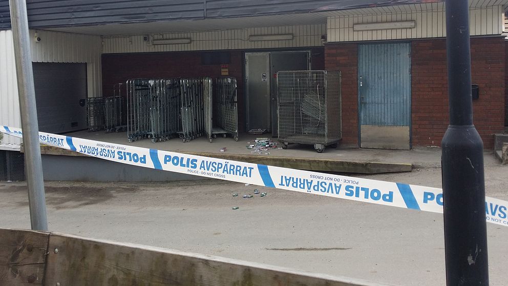 Fyra beväpnade rånare tog sig in på ICA-butiken i Vingåker tidigt i morse.