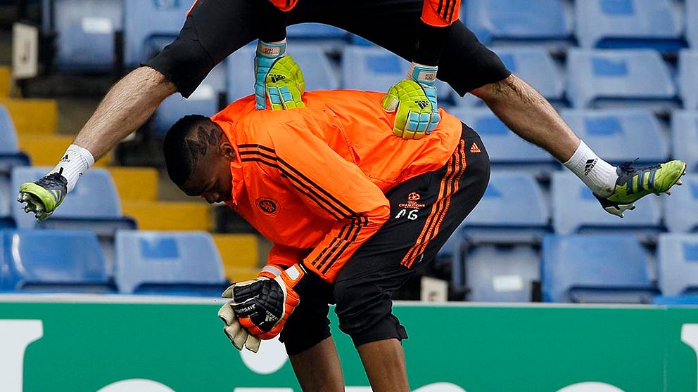 Chelseas Petr Cech hoppar över Jamal Blackman under en träning.