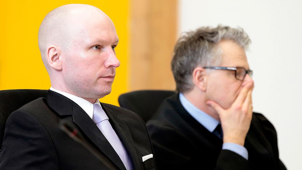 Anders Behring Breivik satt tillsammans med sin försvarare, advokaten Öystein Storrvik.