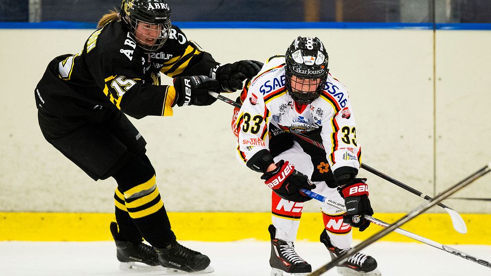 Michelle Karvinen, till höger, kommer nästa år att spela SDHL och inte Riksserien.