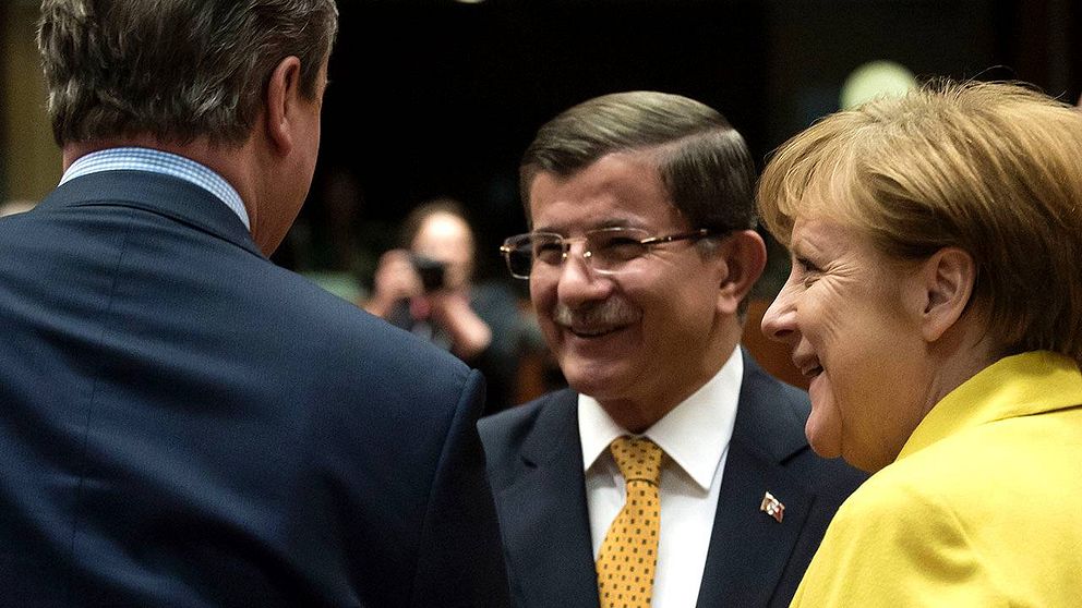 Turkiets premiärminister Ahmet Davutoglu samtalar nöjt med Storbritannies David Cameron samt Tysklands förbundskansler Angela Merkel, den senaste för dagen iklädd påskgul kavaj.