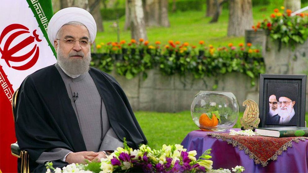 Irans president Hassan Rouhani tillsammans med delar av nyårsbordet.