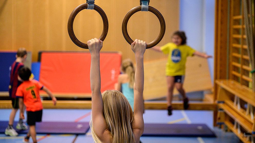 Flicka på gymnastiklektion