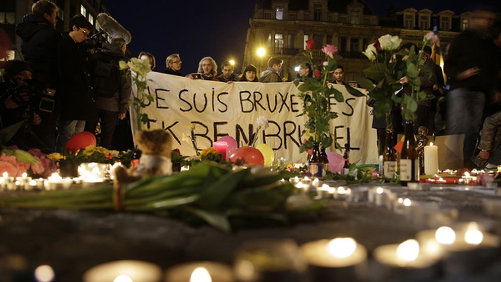 Ljus som är tända för terrordådens offer i Bryssel