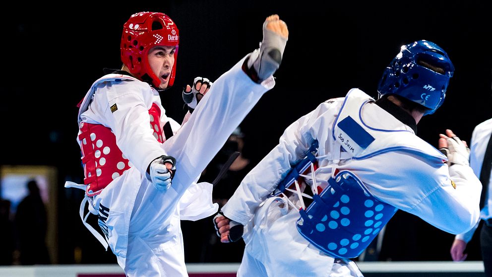 Ali Khavari, i rött, i SM-finalen i taekwondo mot Faradin Habibi, i blått.