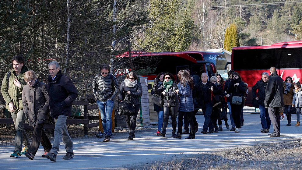 Anhöriga till offren för Germanwings-kraschen anländer till Le Vernet i Alperna.