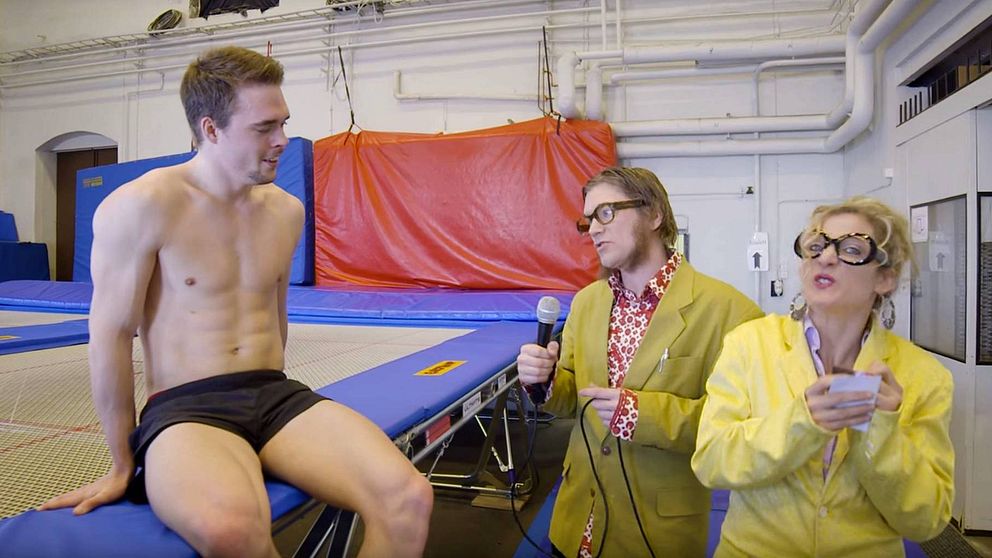 Jecko och Jessie pratar med en trampolinhoppare.