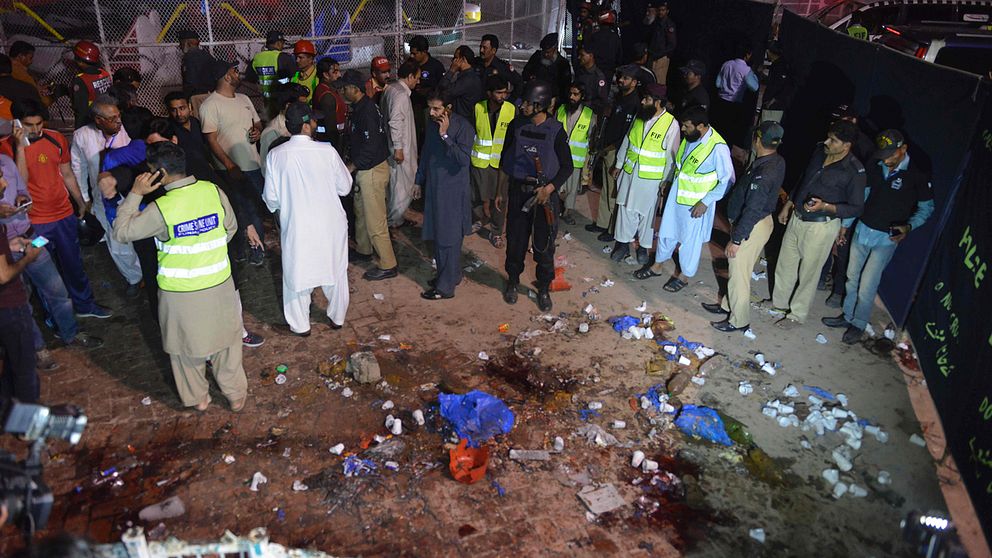 Minst 50 personer befaras ha dött i en självmordsattack i Lahore i nordöstra Pakistan och minst 100 personer har skadats.