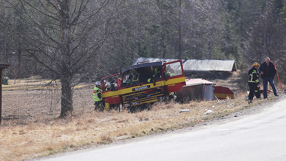 Brandbil i diket, räddningspersonal runt omkring.