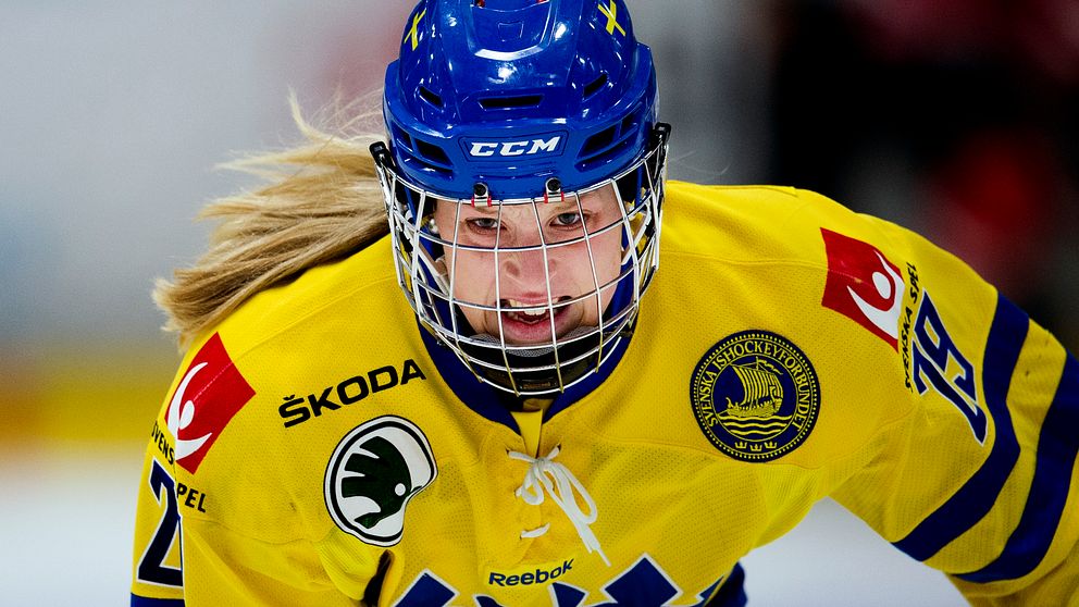 Olivia Carlsson i hockeyutrustning