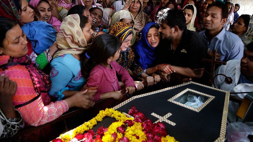 Kristna kvinnor sörjer ett av offren för terrordådet i Lahore, Pakistan.