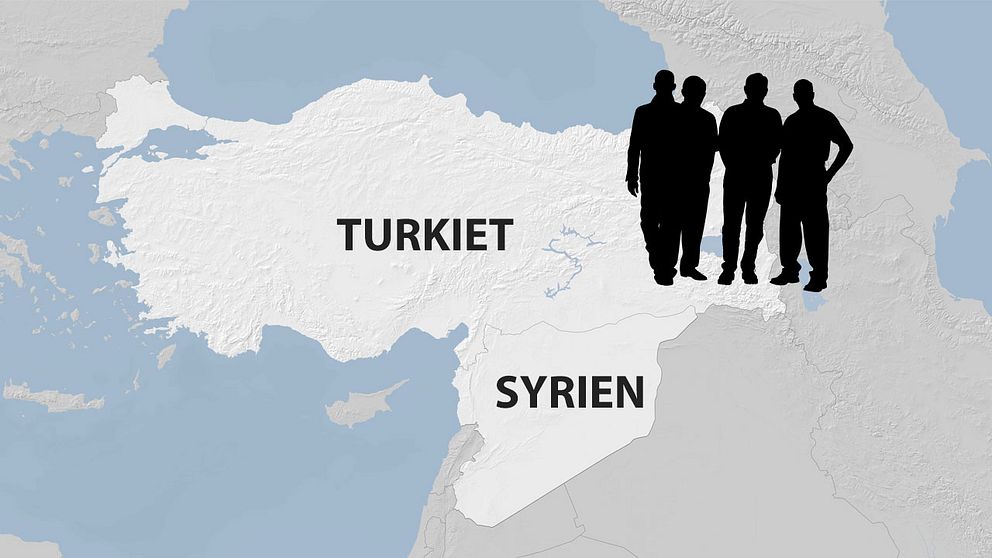 En kartbild på Turkiet och Syrien samt siluetten av fyra män.