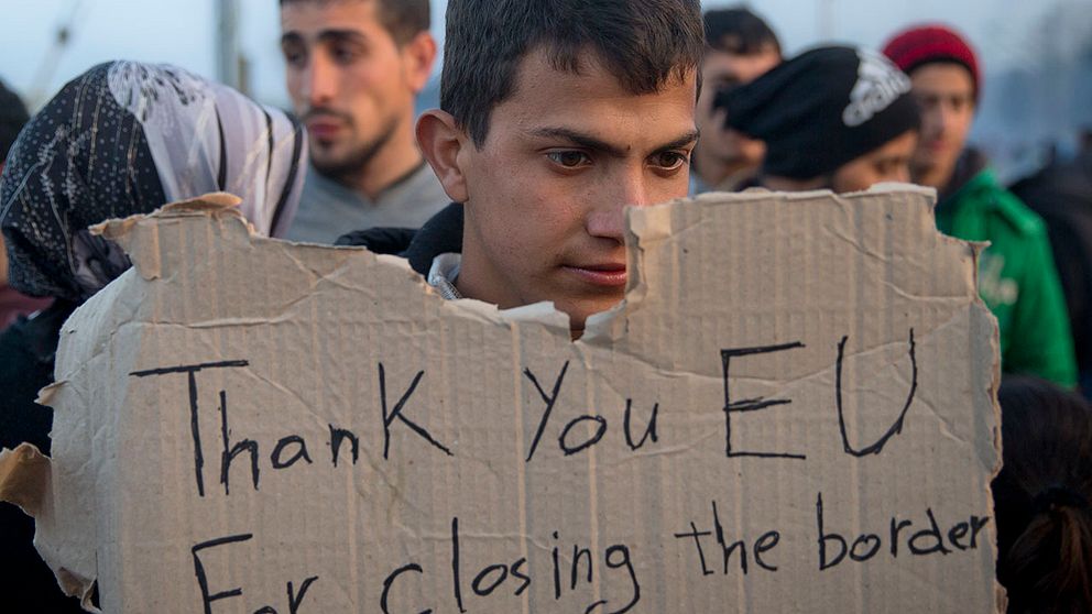 En migrant protesterar sedan nyheter från EU-toppmötet i Bryssel den 18 mars nått det provisoriska lägret i Idomeni, vid gränsen mellan Grekland och Makedonien.