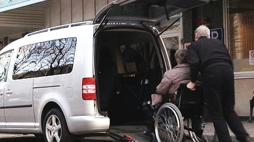 Kvinna i rullstol som körs in i servicebil.