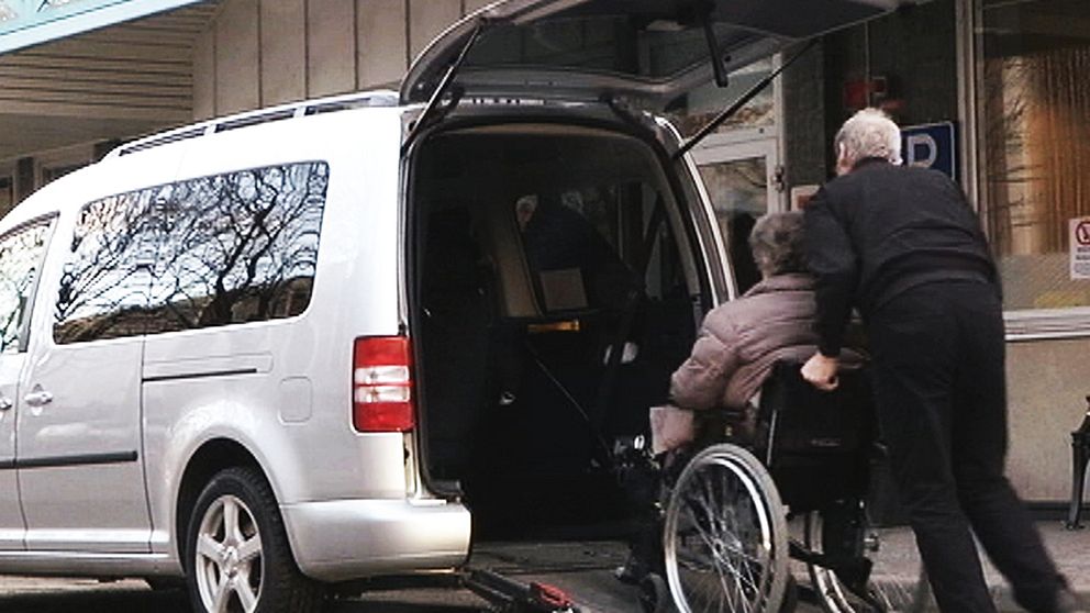 Kvinna i rullstol som körs in i servicebil.