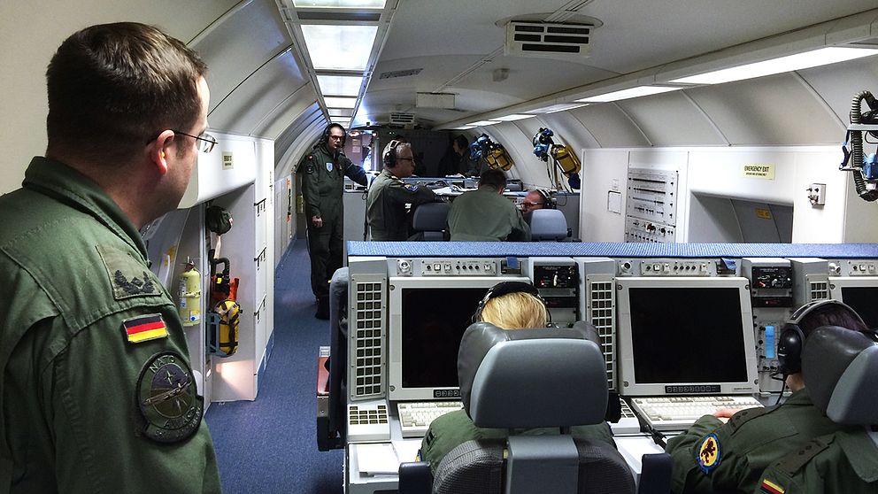 Män arbetar i stridsutrymmet i ett AWAC-flygplan.