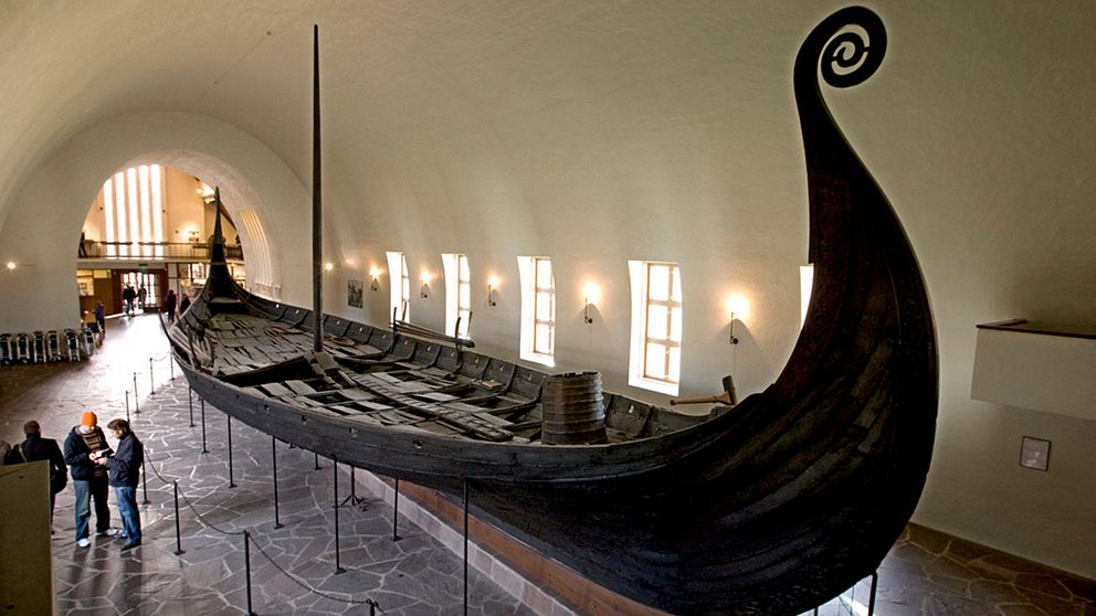 Ett vikingaskepp på ett museum i Oslo.