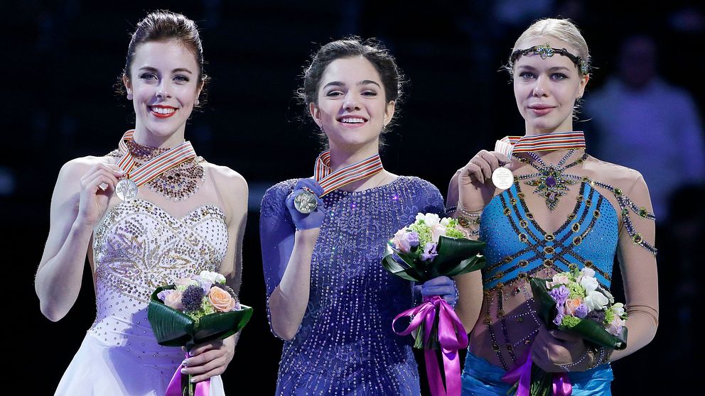 Amerikanskan Ashley Wagner (t.v) tog silver efter ryskan Jevgenija Medvedeva som plockade guldet i konståknings-VM, brons gick till henens landsmaninna med Anna Pogorilaja (t.h).