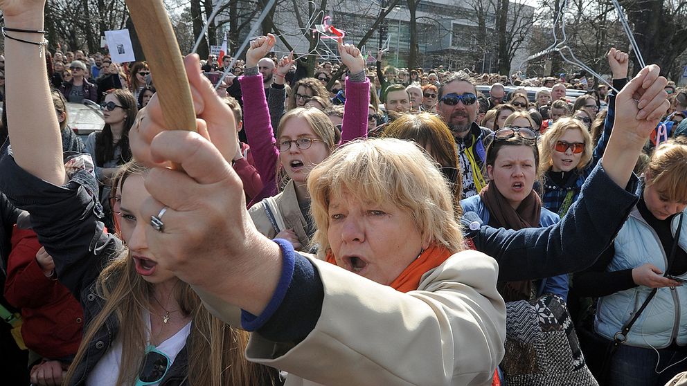 Demonstranter hade tagit med sig ståltrådsgalgar, ett ”instrument” som används vid illegala aborter.