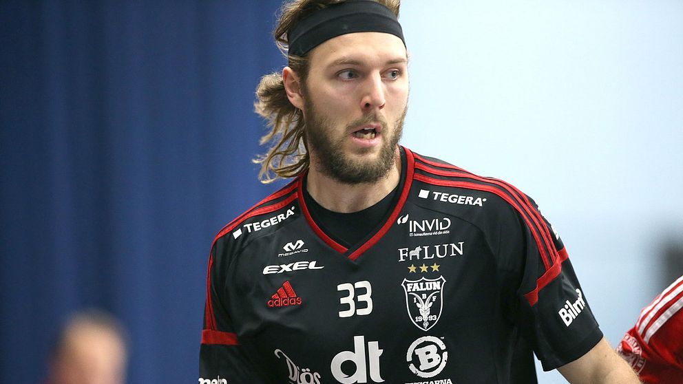 Faluns innebandystjärna Johannes Larsson kan missa resten av semifinalspelet.
