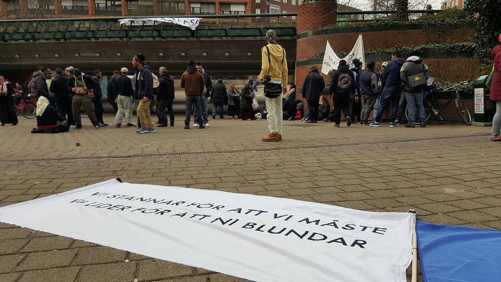 Vid lunchtid demonstrerade EU-migrander framför Stadshuset i Malmö, sedan flera boenden stängts den senaste tiden.