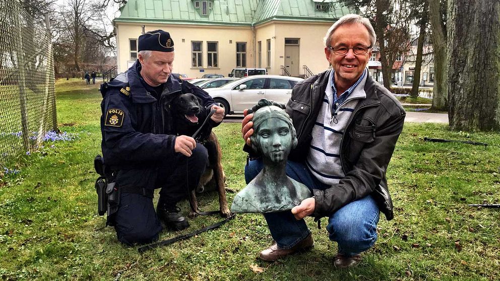 Hundföraren Ronny Holmberg, hunden Ilsk och kyrkorådets ordförande Jan Ottosson med den återfunna bysten av Carl Eldhs dotter Brita.