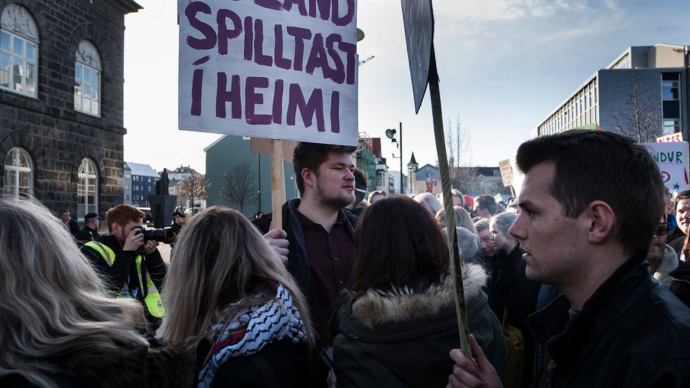 Demonstrationen hölls efter gårdagens avslöjande om hur statsminister Sigmundur Davíð Gunnlaugsson haft tillgångar i skatteparadis som han inte berättat om.