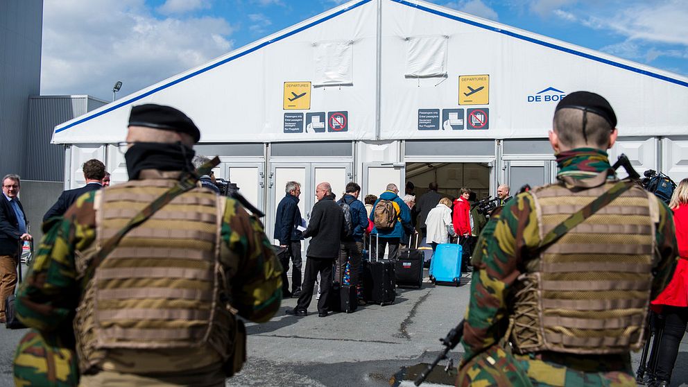 Soldater bevakar den tillfälliga terminalbyggnaden på Bryssels flygplats