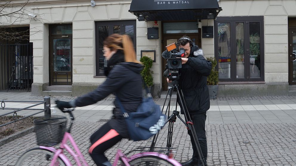 SVT:s fotograf framför restaurang