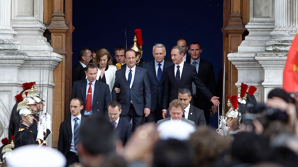 Jean-Marc Ayrault bakom François Hollande vid presidentinstallationen. Foto Scanpix.