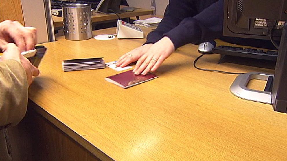 Lång väntan på pass. Polisen håller lördagsöppet.