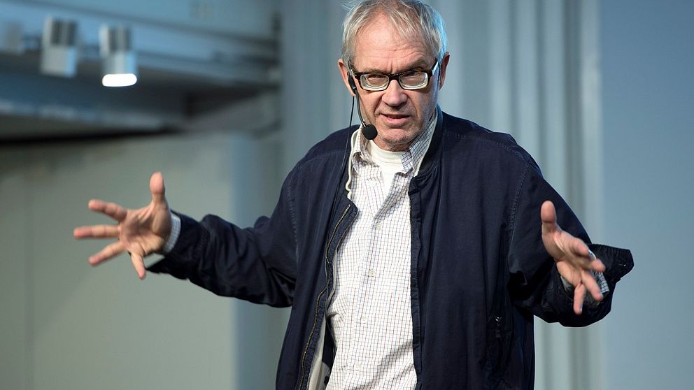 Lars Vilks under ett av sina sällsynta föredrag.