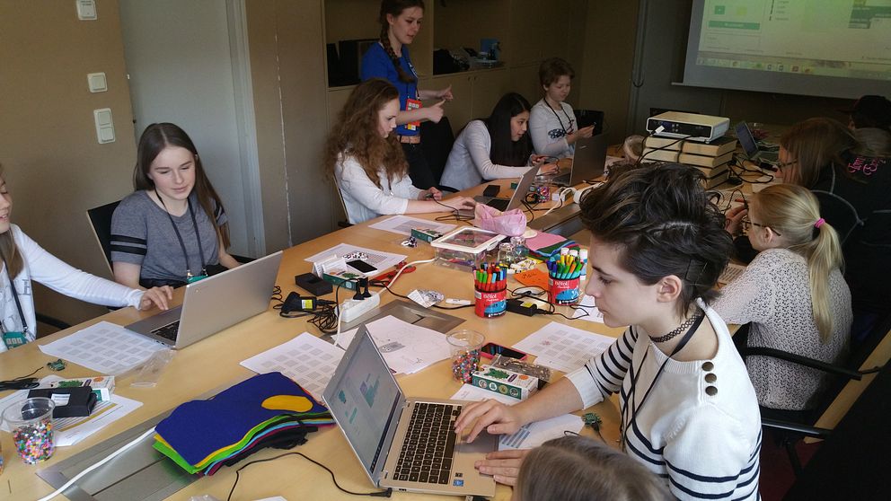 400 unga tjejer är på plats för att lära sig grunderna i att programmera. Under en dag får tjejerna skapa sin egen virtuella värld, programmera robotar, producera musik, designa spel och mycket annat. Dagen avslutas med en konsert av Robyn.