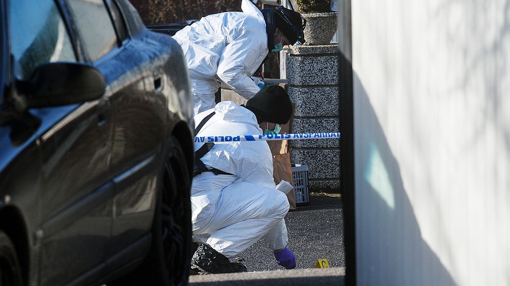 Polisens tekniker arbetar på platsen där en ung man hittades skjuten tidigt på söndagsmorgonen.