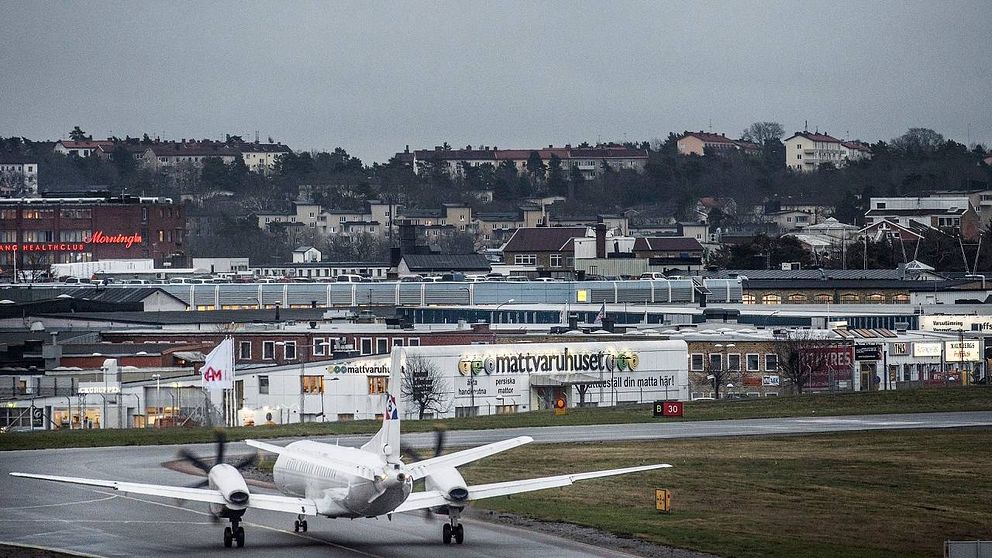 Flygplan på bana på Bromma.