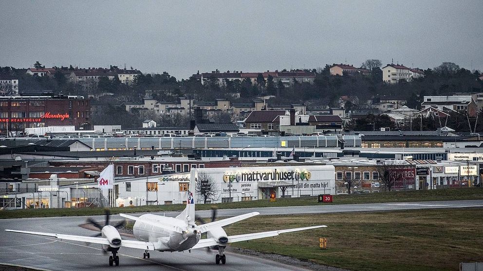 Flygplan på bana på Bromma.