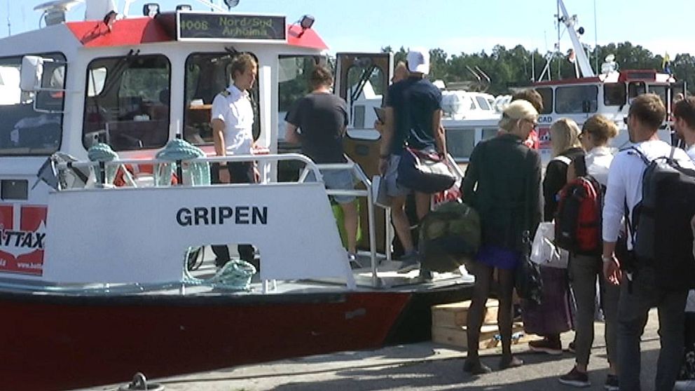 Resenärer stiger ombord på Gripen, en av de två båtar som trafikerar den nord-sydliga skärgårdslinjen i sommar.